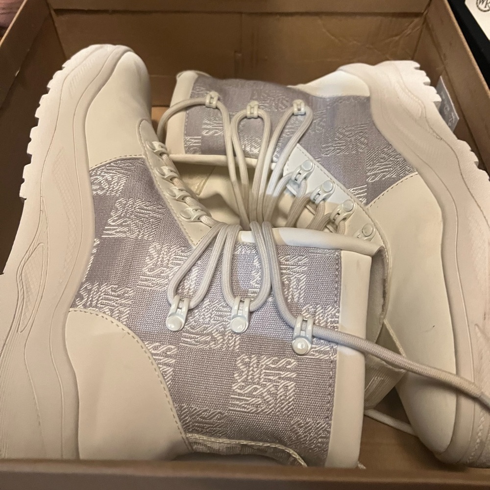 New white Steve Madden boot